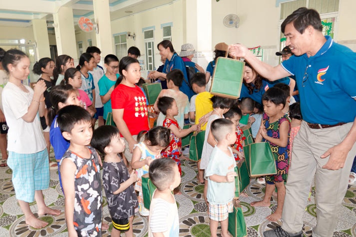 Khoa Tiếng Anh lan tỏa yêu thương qua “Hành trình mùa hè đến với trẻ em vùng biển” 29