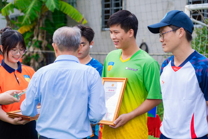 Giải bóng đá Chi bộ 17: Chung sức gây quỹ, thắp sáng mùa Trung thu cho trẻ em Vĩnh Long 64