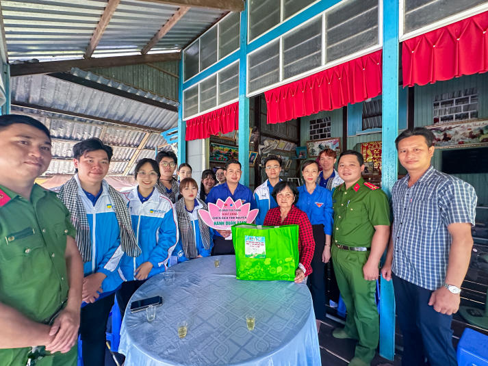 Chiến sĩ Mùa hè xanh HUTECH vun đắp lòng biết ơn, gìn giữ truyền thống dân tộc hướng về Ngày Thương binh - Liệt sĩ 95