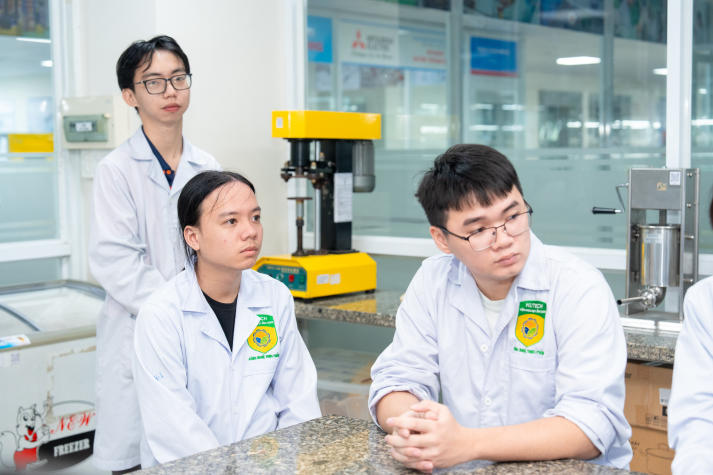 [Video] Sinh viên Công nghệ thực phẩm HUTECH trải nghiệm làm bánh quy gừng, lan tỏa sắc màu Giáng sinh 27