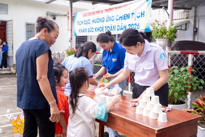 Thắp đèn Trung thu, trao yêu thương đến thiếu nhi Thạnh Mỹ Tây cùng sinh viên Khoa Nhật Bản học 20