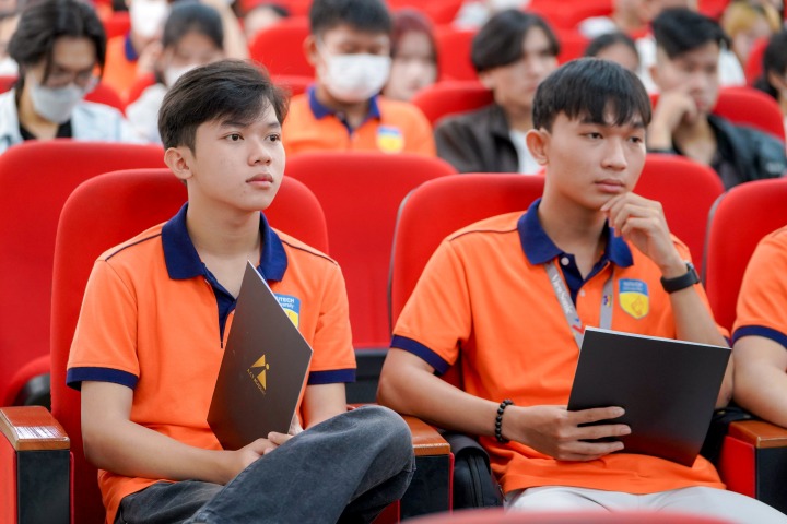 [Video] Sinh viên Khoa Truyền thông & Thiết kế HUTECH tìm hiểu kỹ thuật và chỉ đạo diễn xuất trong phim cùng đạo diễn Kathy Uyên 30