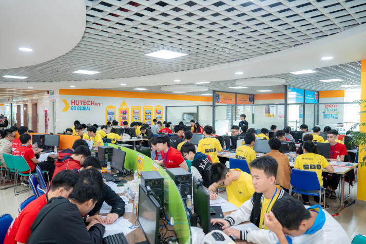 Chạm đến tri thức toàn cầu từ những diễn đàn học thuật không biên giới tại HUTECH 122