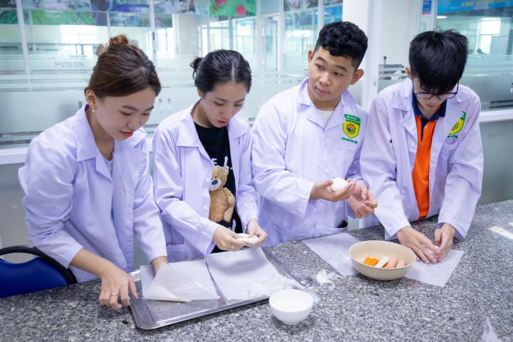 Sinh viên ngành Viện Khoa học Ứng dụng HUTECH trổ tài làm pizza mừng ngày Phụ nữ Việt Nam 33