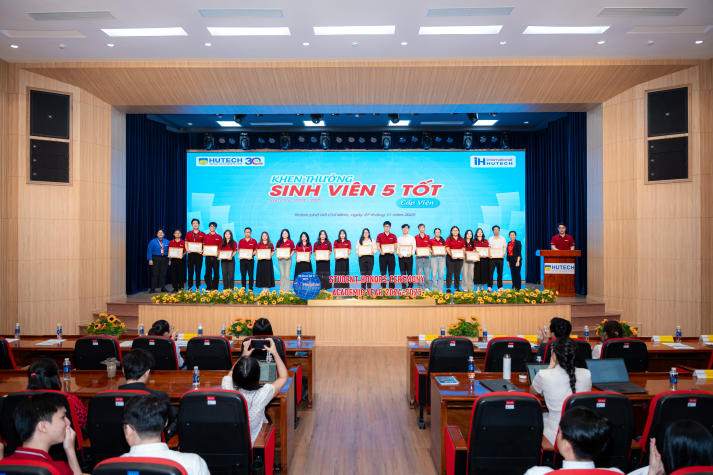 Viện Đào tạo Quốc tế ghi dấu những nỗ lực đáng tự hào tại Lễ tổng kết năm học 2024-2025 52