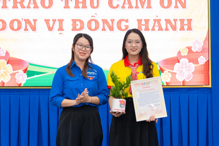 Khi mùa xuân được sẻ chia: Tuổi trẻ Khoa Tài chính - Thương mại mang Tết đến với thiếu nhi khó khăn 102
