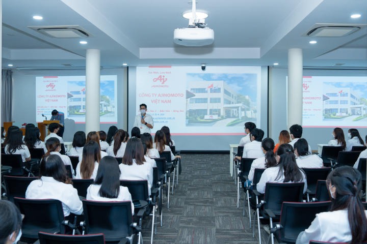 Sinh viên Khoa Nhật Bản học hào hứng tham quan Nhà máy Ajinomoto 88