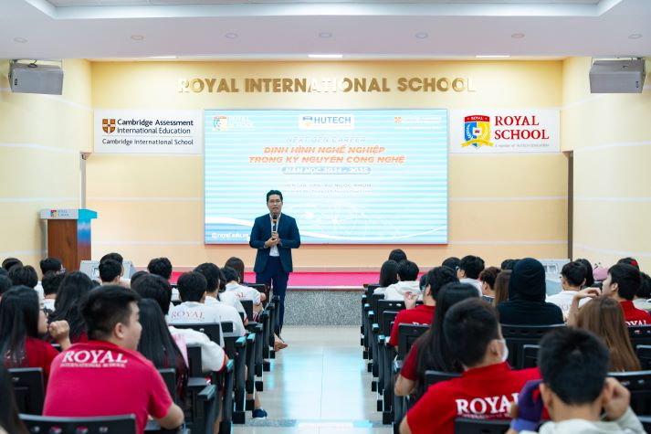 HUTECH đồng hành tư vấn hướng nghiệp và giải mã AI cùng học sinh Royal School 8