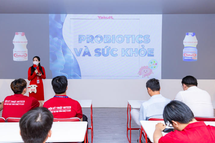 Sinh viên Viện Kỹ thuật tiếp cận quy trình sản xuất và công nghệ vi sinh tại Nhà máy Yakult Việt Nam 40