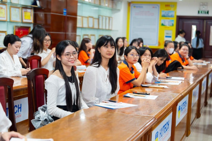 Khoa Hàn Quốc học vinh danh nhiều sinh viên tiêu biểu và tổ chức buổi giao lưu cùng cựu sinh viên 129