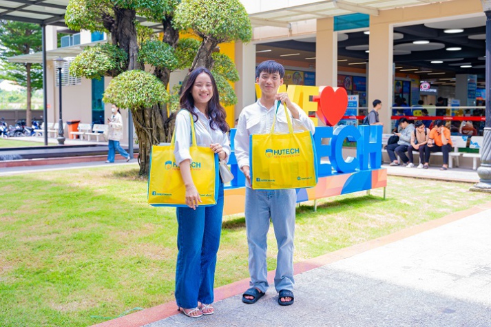 Từ anh em một nhà đến bạn đồng hành tại giảng đường: Hai tân sinh viên háo hức nhập học vào HUTECH 60