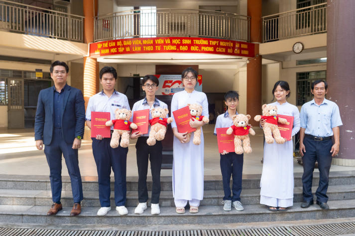 HUTECH Scholarship Tour 2025: HUTECH tiếp tục trao 36 suất học bổng trị giá 25% học phí toàn khóa cho học sinh 03 trường THPT 67