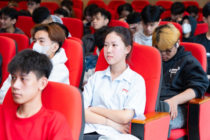 Kỹ sư công nghệ thông tin tương lai của HUTECH được chuyên gia đồng hành định hướng nghề nghiệp 73