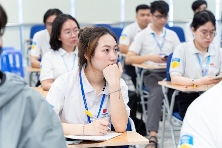 Sinh viên Viện Công nghệ Việt - Nhật tìm hiểu hoạt động khai thác cảng tại Tân Cảng - Cát Lái 25