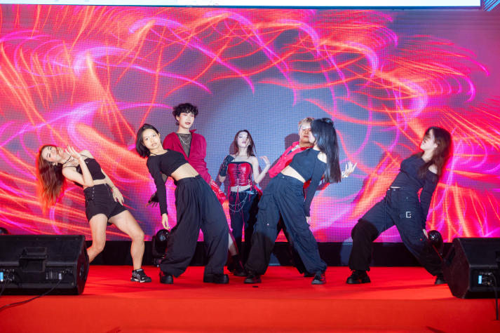 Sinh viên HUTECH thắp sáng niềm tự hào Việt qua chuỗi đồ án nghệ thuật hoành tráng 52