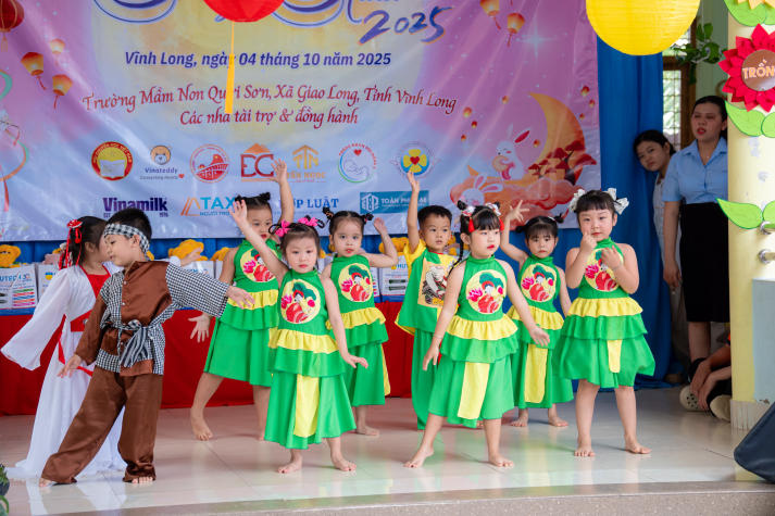 Một mùa Trăng trọn vẹn: Sinh viên Khoa Tài chính - Thương mại HUTECH đem niềm vui đến trẻ em Vĩnh Long 96