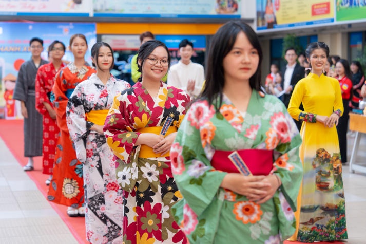 [Video] Sinh viên HUTECH hào hứng trải nghiệm Ngày hội giao lưu văn hóa Việt - Nhật 2024 159