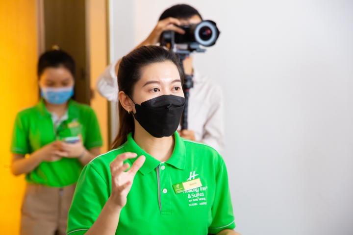 Sinh viên được dịp tham quan các khu vực trong khách sạn như lễ tân, nhà hàng, hồ bơi,... HUTECH 3