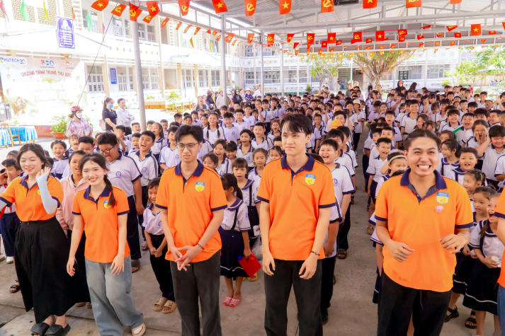 Sinh viên Khoa Marketing - Kinh doanh quốc tế mang “Ngàn điều trăng nói” đến với thiếu nhi Vĩnh Long 36