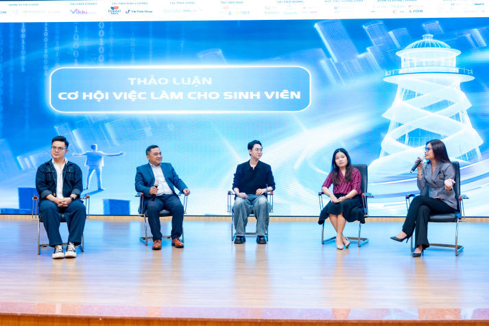 [Video] Gen Z HUTECH “bắt trend” kinh doanh số cùng loạt chuyên gia 97