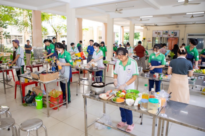 Viện Khoa học Ứng dụng HUTECH mang kiến thức dinh dưỡng đến với học sinh Trường THPT Dương Văn Thì 8