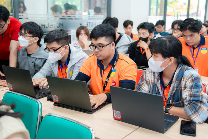 Sinh viên Khoa Công nghệ thông tin khám phá ứng dụng AI trên laptop ASUS thế hệ mới 38