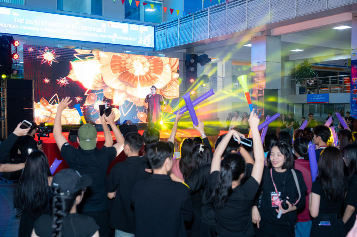 Sinh viên HUTECH thắp sáng niềm tự hào Việt qua chuỗi đồ án nghệ thuật hoành tráng 30