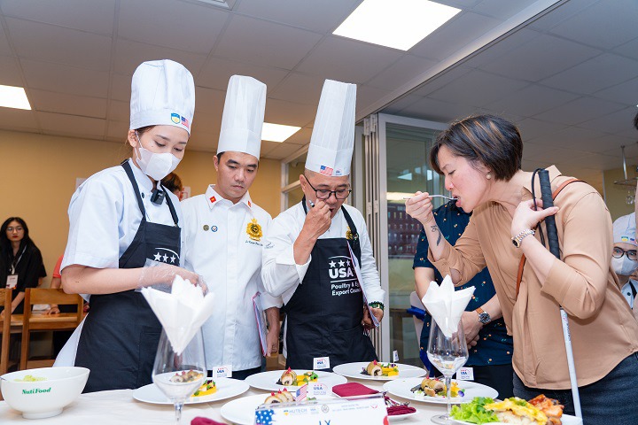 [Video] Vua đầu bếp Mỹ 2012 Christine Hà chia sẻ bí quyết thành công với nghề đầu bếp cho sinh viên HUTECH 91