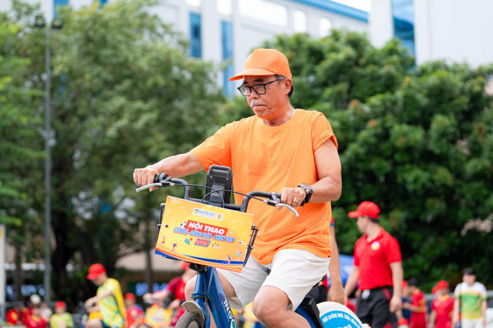 [Video] Sôi động, gắn kết và bùng nổ tại Hội thao Cán bộ - Giảng viên - Nhân viên HUTECH 2025 239