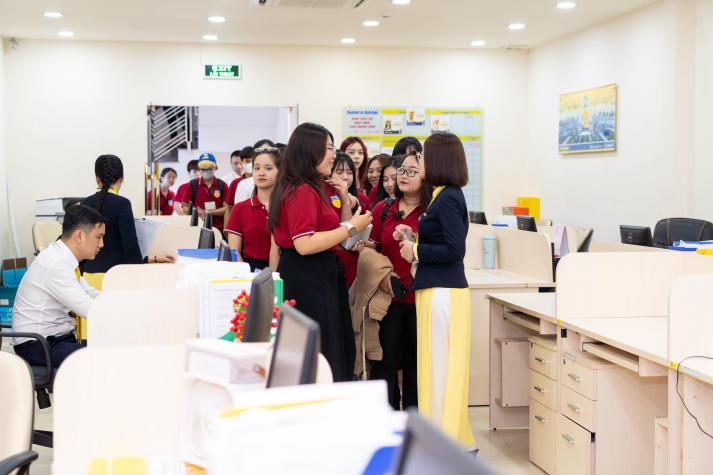 Trải nghiệm thực tế tại Nam A Bank, sinh viên Khoa Luật mở rộng góc nhìn về ngân hàng số 74