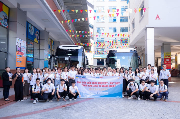 Sinh viên Viện Công nghệ Việt - Nhật tìm hiểu hoạt động khai thác cảng tại Tân Cảng - Cát Lái 11