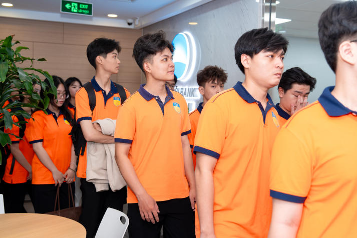 Sinh viên Khoa Tài chính - Thương mại tiếp cận thực tế nghề ngân hàng tại Woori Bank 33