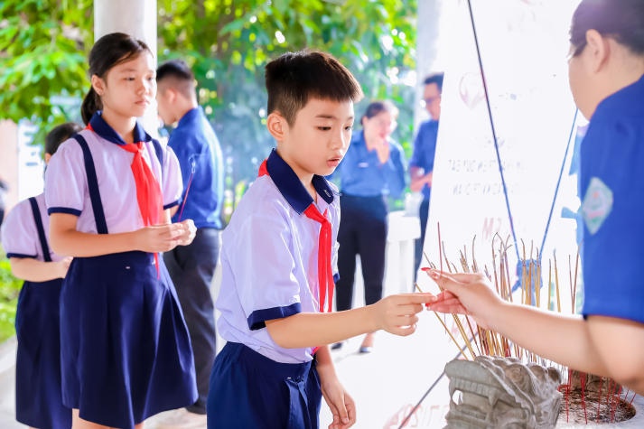 CLB Nhiếp ảnh và CLB Tình nguyện cộng đồng chung tay mang “Mùa hè yêu thương” đến với các em nhỏ 39