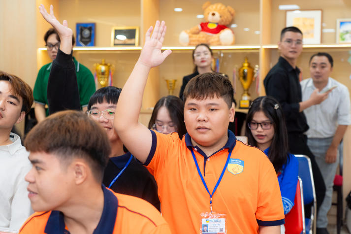 SÔI NỔI CHƯƠNG TRÌNH "UNIVERS TOUR" CÙNG NHỰA TIỀN PHONG 113