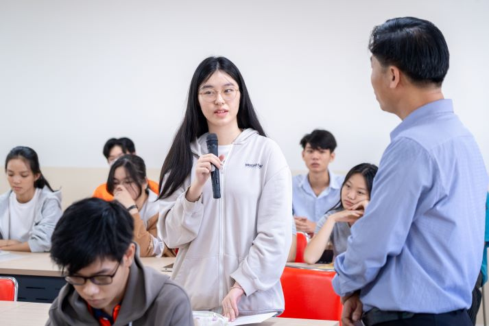 [Video] “Full pin” ngày đầu năm học mới, HUTECH-ers khởi động nhịp học tập đầy hứng khởi 71