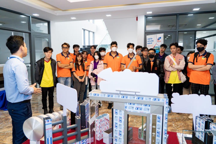 Sinh viên Khoa Kiến trúc - Mỹ thuật tích luỹ kiến thức thực tế tại chuyến tham quan Công ty TNHH Nhôm Nam Sung 59