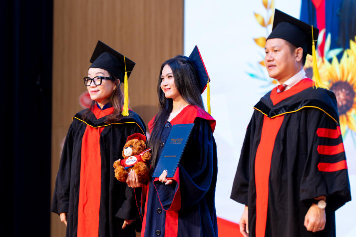 Tự hào khoác áo cử nhân, sinh viên HUTECH viết tiếp hành trình tương lai 92