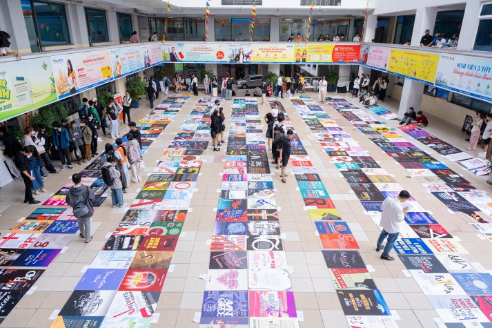 Sinh viên ngành Thiết kế đồ họa HUTECH trưng bày sản phẩm nghệ thuật chữ 13