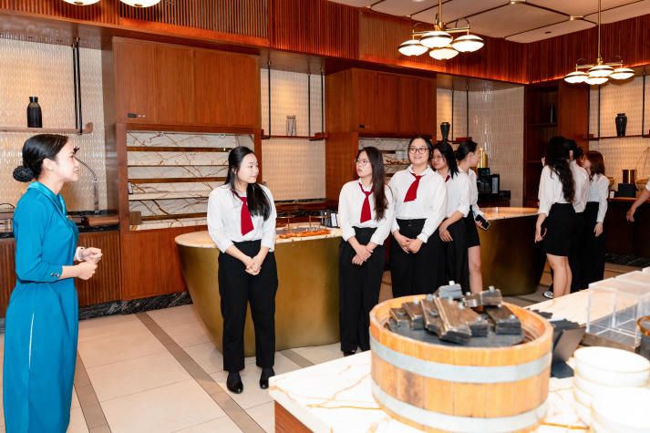 [Ảnh] Sinh viên Quản trị Du lịch - Nhà hàng - Khách sạn khám phá dịch vụ cao cấp tại Hilton Saigon 23