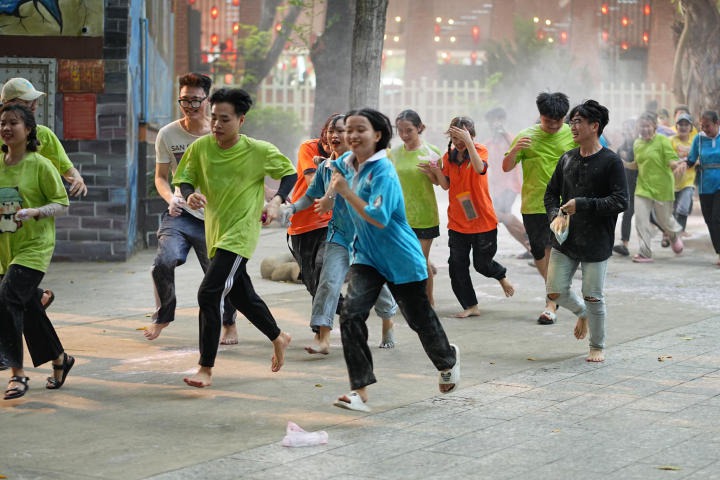 Trại sinh chinh phục chuỗi thử thách liên hoàn tại Hội trại Amazing HUTECH 2023 86