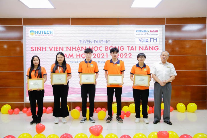 Viện Công nghệ Việt - Nhật tuyên dương sinh viên tiêu biểu năm học 2021 - 2022 36