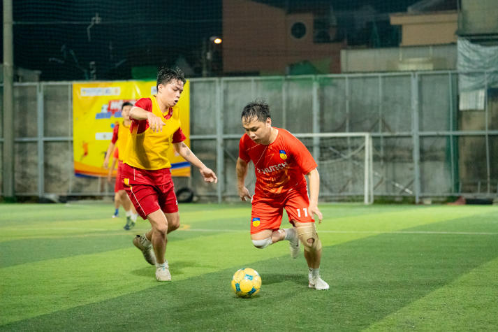 [Hội thao CB-GV-NV HUTECH 2025] Nảy lửa vòng Tứ kết bóng đá nam, 04 cái tên xuất sắc lộ diện vào Bán kết 107