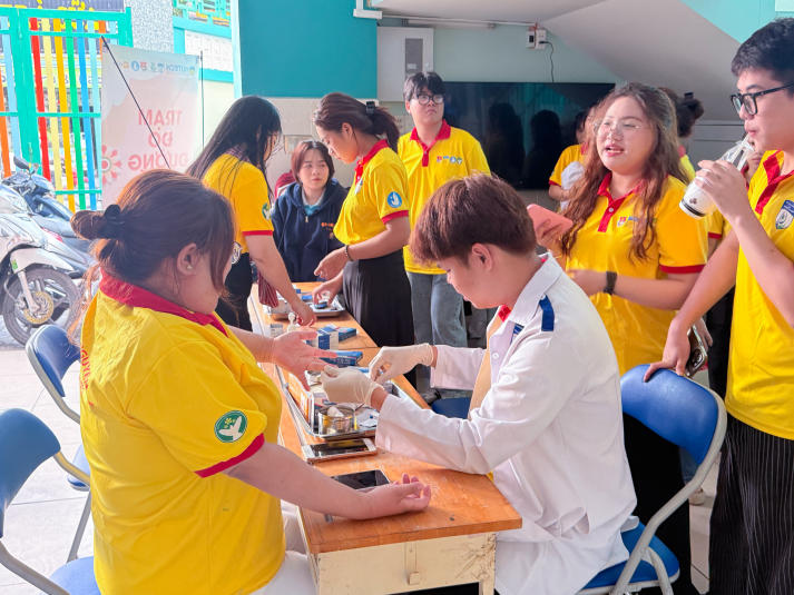 Sinh viên Khoa Điều dưỡng - Kỹ thuật y học mang kiến thức y học đến gần hơn với cộng đồng 23
