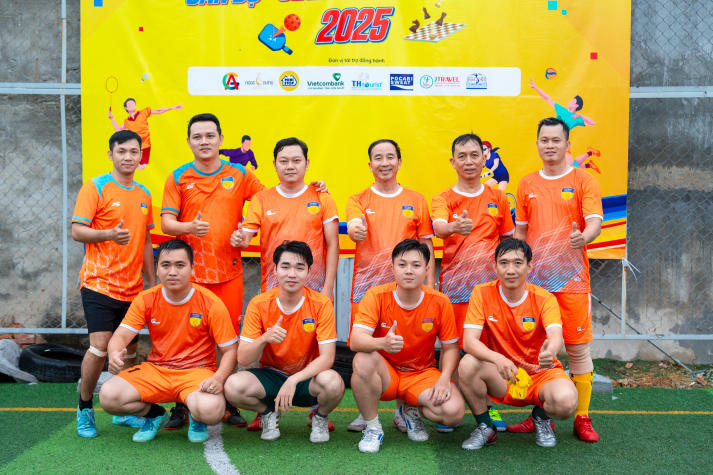 [Hội thao CB-GV-NV HUTECH 2025]: Rực lửa với những cuộc rượt đuổi tỷ số bộ môn Bóng đá nam 17