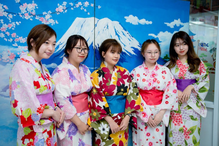 Sinh viên Khoa Nhật Bản học tìm hiểu về trang phục truyền thống của đất nước mặt trời mọc 69