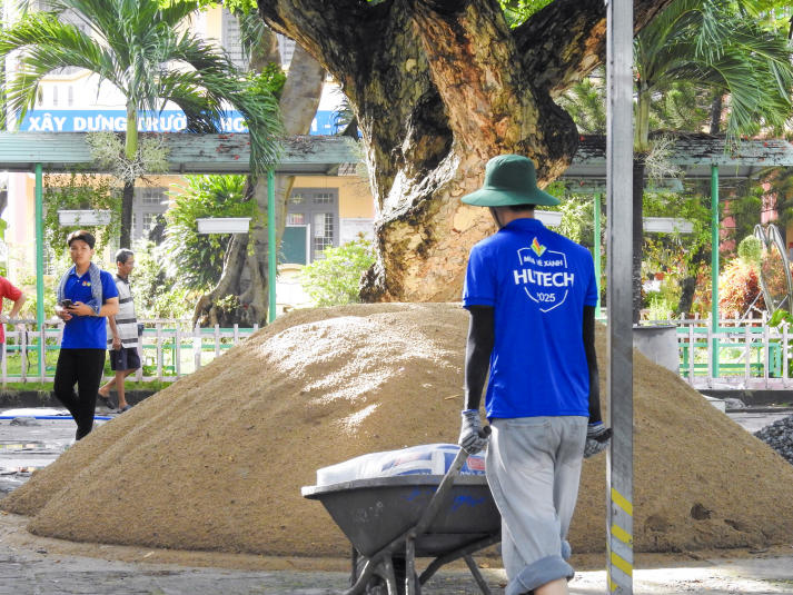 Sau 10 ngày ra quân, chiến sĩ HUTECH phủ xanh các mặt trận bằng những phần việc thiết thực 48