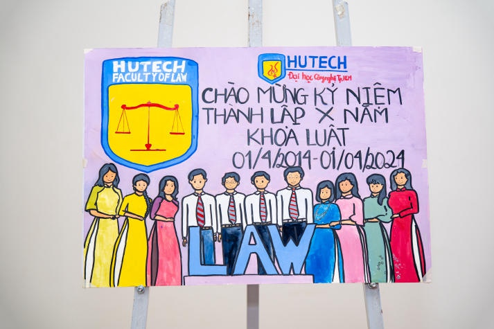 Sinh viên Khoa Luật HUTECH trổ tài vẽ tranh chào mừng kỷ niệm 10 năm thành lập Khoa 97