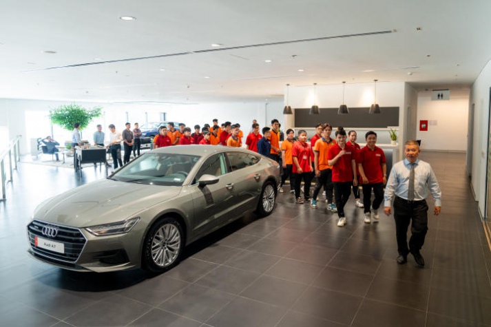 [Video] Giờ học giá trị của sinh viên ngành Công nghệ kỹ thuật ô tô, Công nghệ ô tô điện HUTECH tại showroom Audi lớn nhất Việt Nam 107