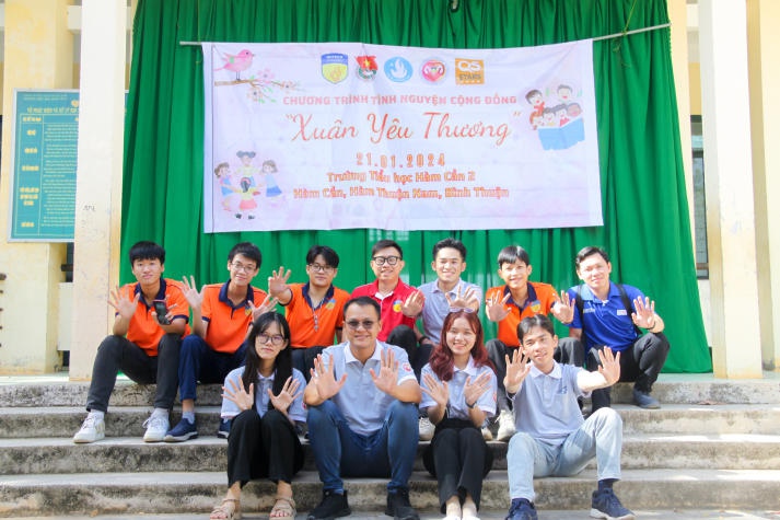 CLB Tình nguyện cộng đồng (CVC) HUTECH mang “Xuân yêu thương” đến các em học sinh tỉnh Bình Thuận 15
