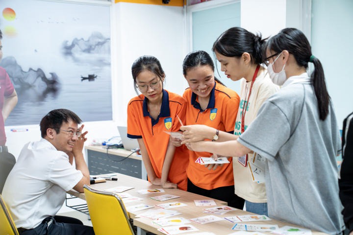 Sinh viên Khoa Trung Quốc học củng cố kiến thức các bộ thủ Tiếng Trung qua cuộc thi học thuật 86